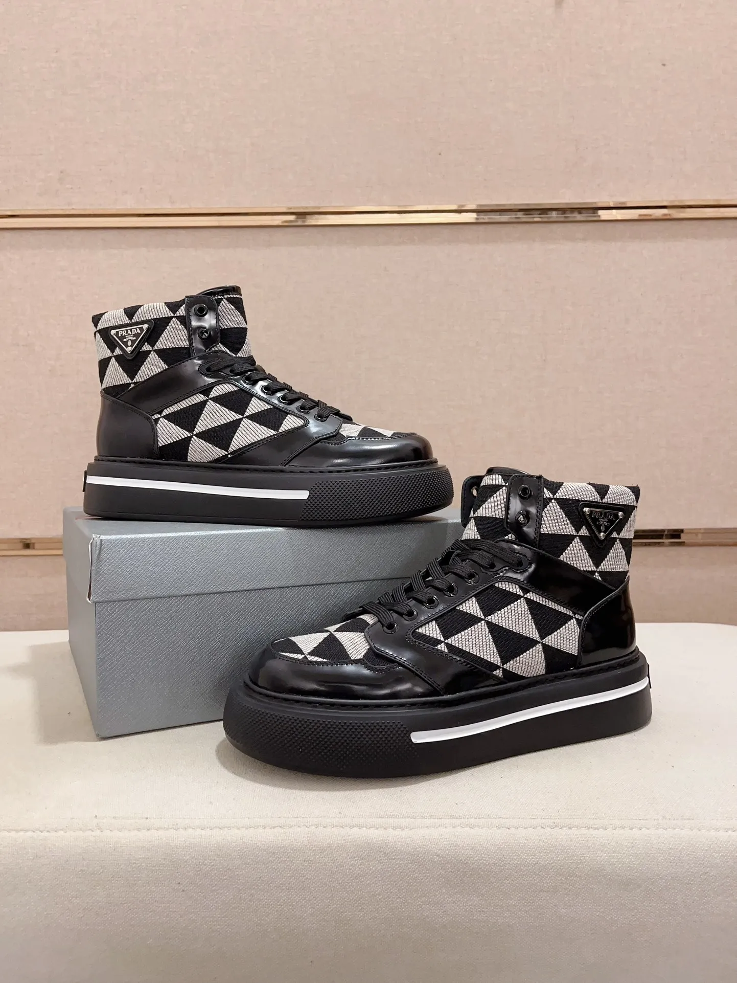Men's shoes 💰 620💰 ✔️✔️✔️High-quality new PRADA counters are launched at the same time. The new men's shoes and 😘fabric are made of selected first-layer cowhide and triangle △ fabric. Lining: Full cowhide lining. 👍🏿 High-end ☄️ air-cushion molded anti-slip rubber outsole, exquisite lines, simple and elegant, comfortable and high-end for leisure travel. Code number: 38 to 44. 45 can be customized and cannot be returned or exchanged!